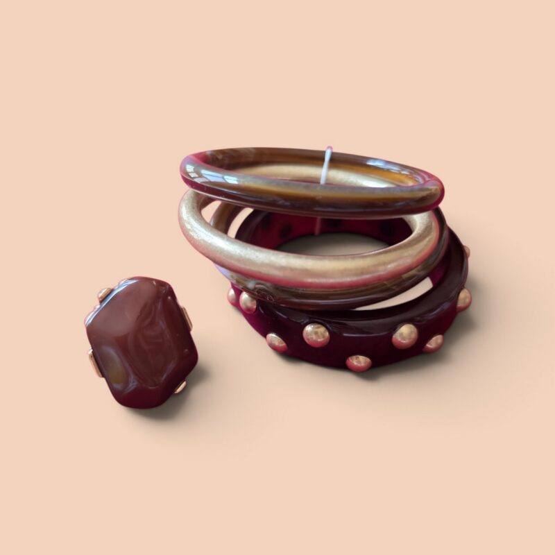 Brazalete con tachuelas